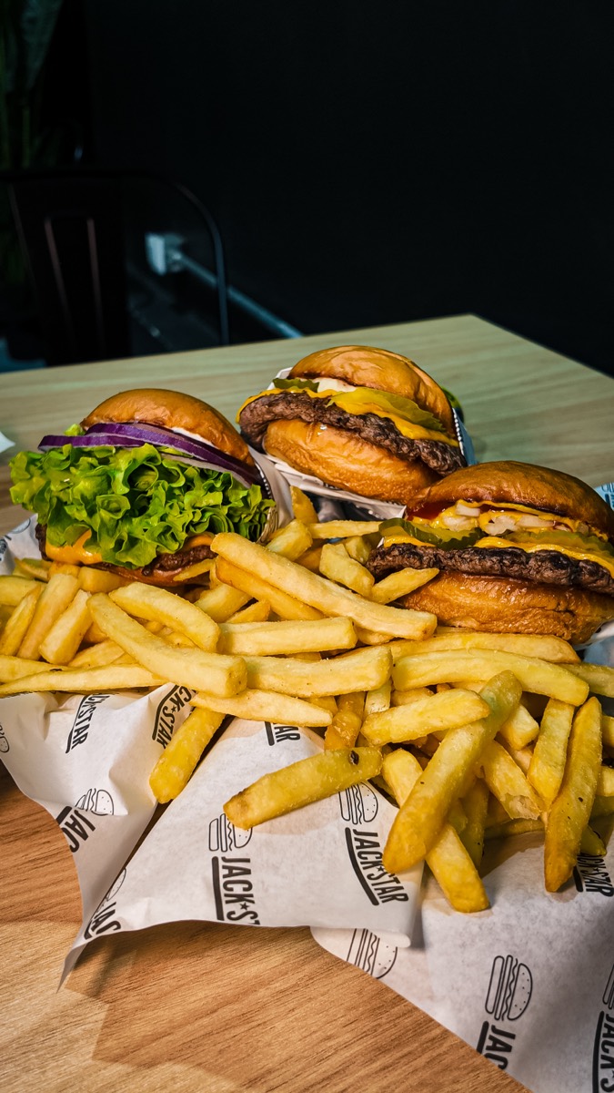Tres burgers Jack Star con papas fritas