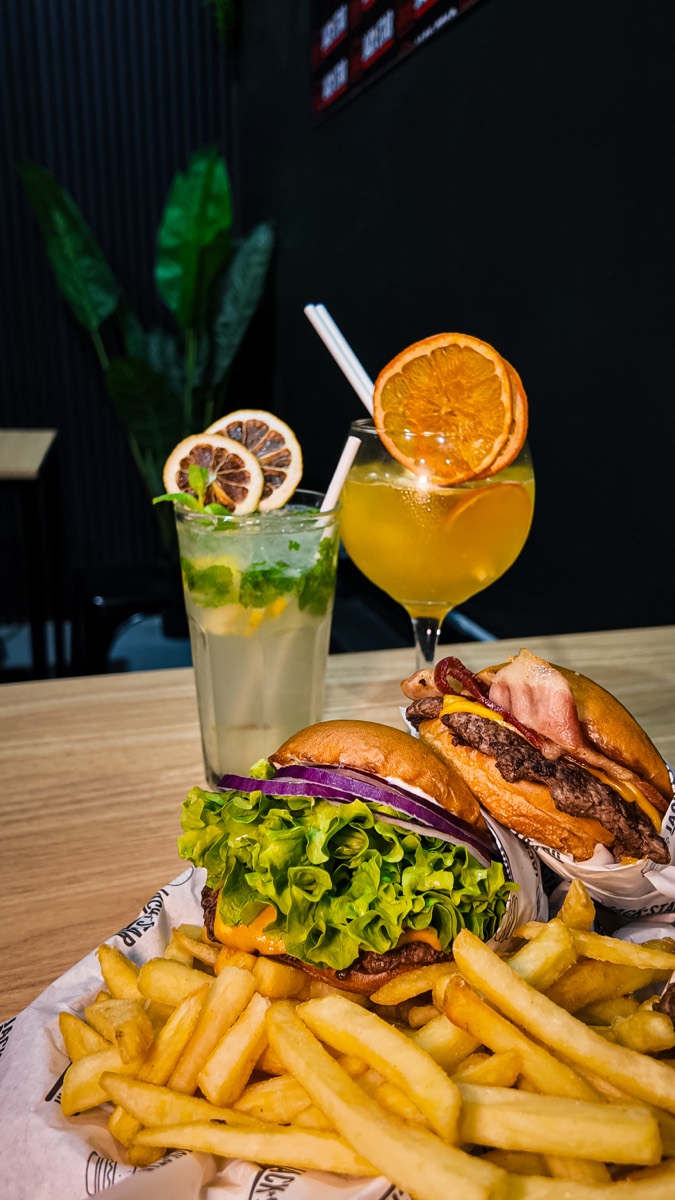Mojito, trago de naranja y dos burgers